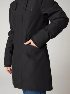 Jas Protest Women Laniakea True Black 9 Jas Protest Women Laniakea True Black -Odli Kleding Winkel 4 6622700 290 model detail 01 web