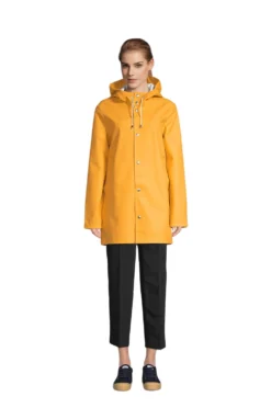 Regenjas Stutterheim Unisex Stockholm Warm Honey -Odli Kleding Winkel 4 stutterheim ss19 unisex raincoat stockholm warm honey female front 1