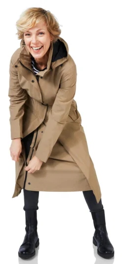Regenjas Happy Rainy Days Montreal Camel -Odli Kleding Winkel 7 montreal camel flap scaled 1