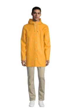 Regenjas Stutterheim Unisex Stockholm Warm Honey -Odli Kleding Winkel 8 stutterheim ss19 unisex raincoat stockholm warm honey male front 1