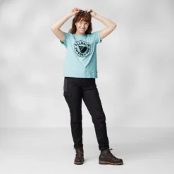 T-Shirt Fjallraven Women Kånken Art Logo Tee Kantarell -Odli Kleding Winkel kanken art logo tee w 87147 501 c model fjr 1